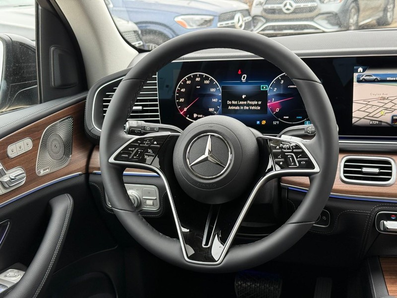 Mercedes-Benz GLE Vehicle Full-screen Gallery Image 8