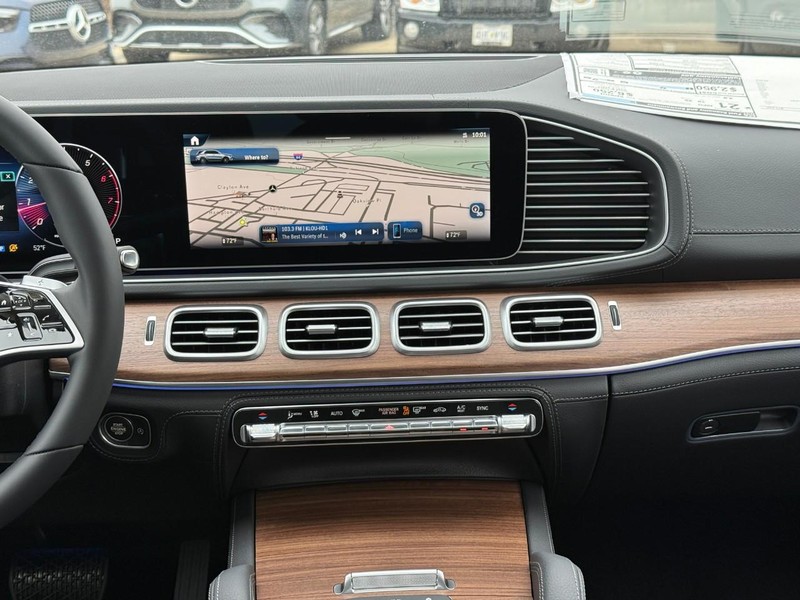 Mercedes-Benz GLE Vehicle Full-screen Gallery Image 9