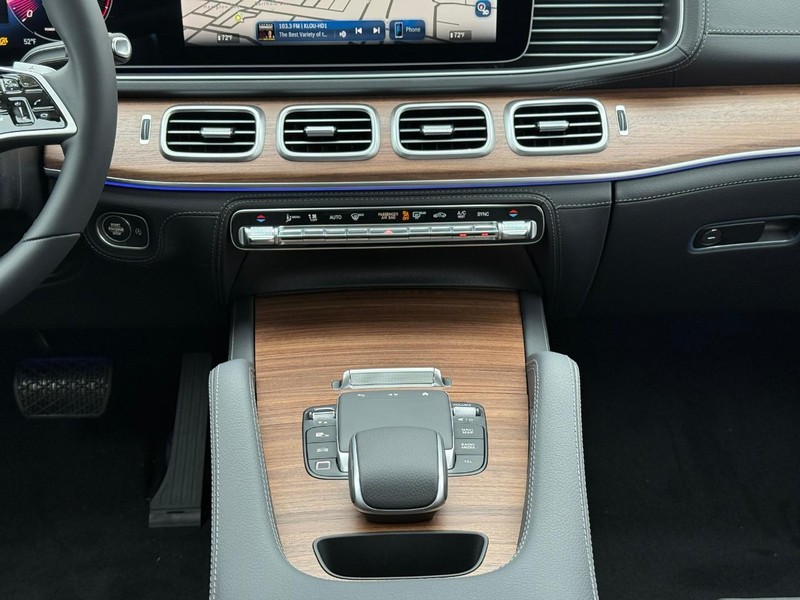 Mercedes-Benz GLE Vehicle Full-screen Gallery Image 10