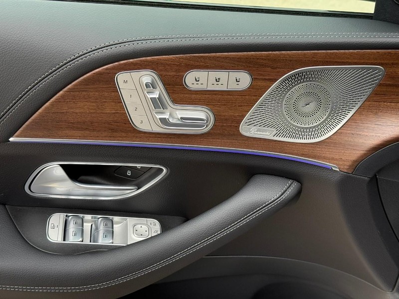 Mercedes-Benz GLE Vehicle Full-screen Gallery Image 11