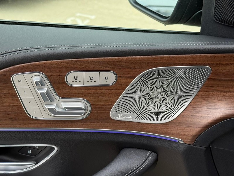 Mercedes-Benz GLE Vehicle Full-screen Gallery Image 12