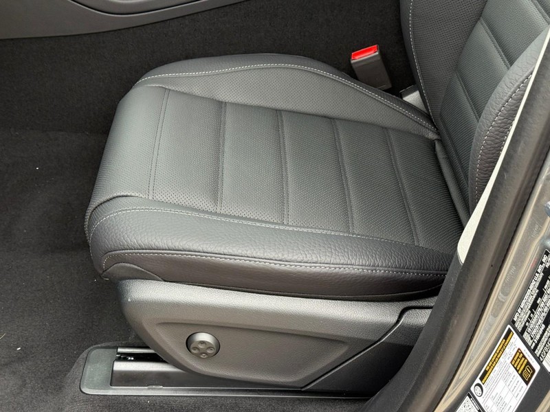 Mercedes-Benz GLE Vehicle Full-screen Gallery Image 13