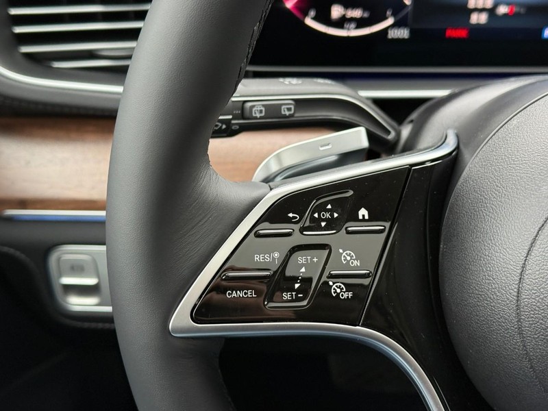 Mercedes-Benz GLE Vehicle Full-screen Gallery Image 14