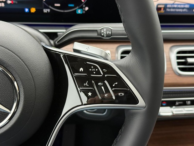 Mercedes-Benz GLE Vehicle Full-screen Gallery Image 15