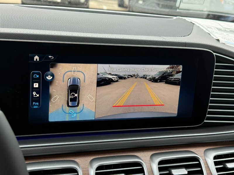 Mercedes-Benz GLE Vehicle Full-screen Gallery Image 16