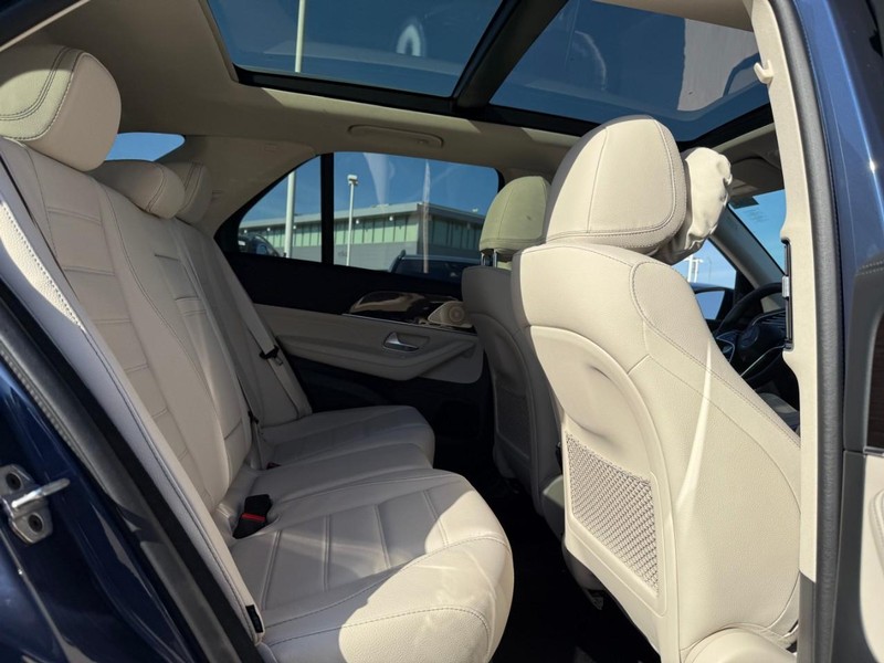 Mercedes-Benz GLE Vehicle Full-screen Gallery Image 5