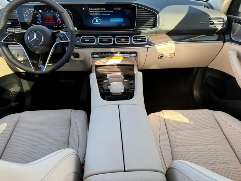 Mercedes-Benz GLE Vehicle Full-screen Gallery Image 6