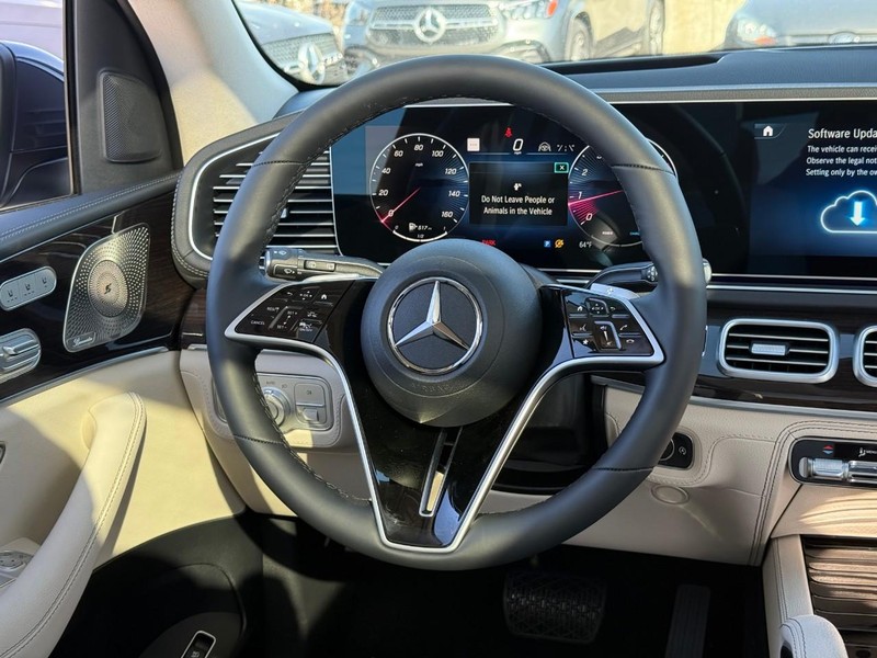 Mercedes-Benz GLE Vehicle Full-screen Gallery Image 7
