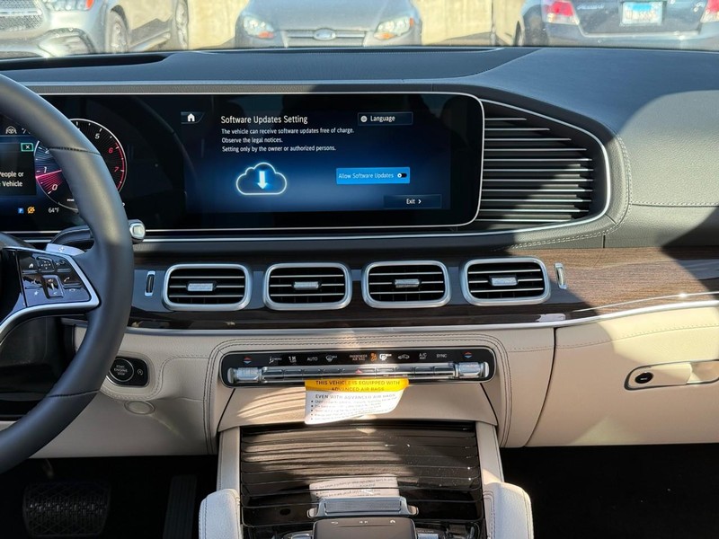 Mercedes-Benz GLE Vehicle Full-screen Gallery Image 8