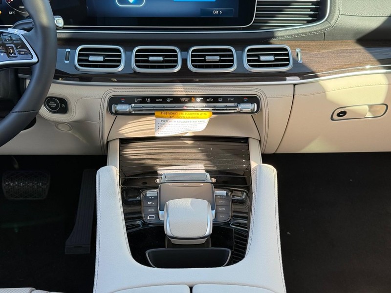 Mercedes-Benz GLE Vehicle Full-screen Gallery Image 9