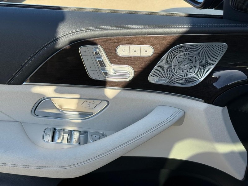 Mercedes-Benz GLE Vehicle Full-screen Gallery Image 10