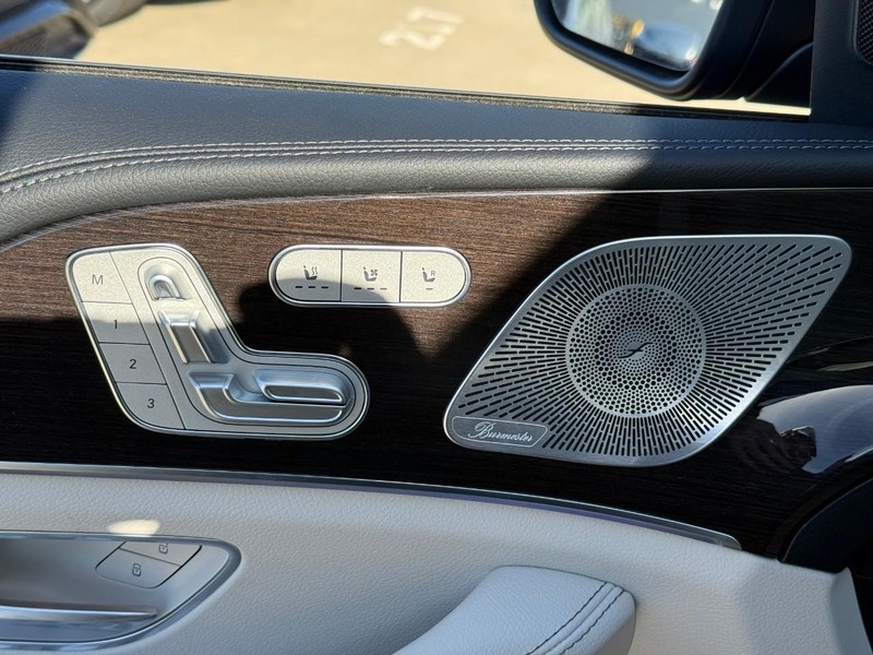 Mercedes-Benz GLE Vehicle Full-screen Gallery Image 11