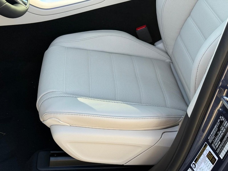 Mercedes-Benz GLE Vehicle Full-screen Gallery Image 12