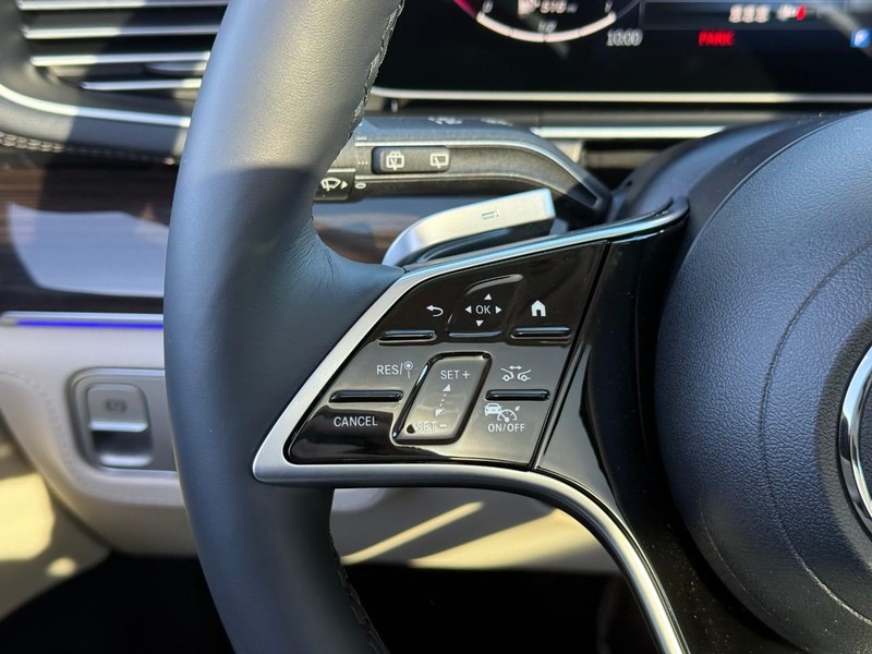 Mercedes-Benz GLE Vehicle Full-screen Gallery Image 13