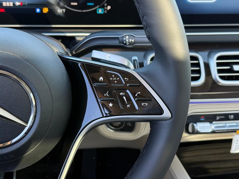 Mercedes-Benz GLE Vehicle Full-screen Gallery Image 14