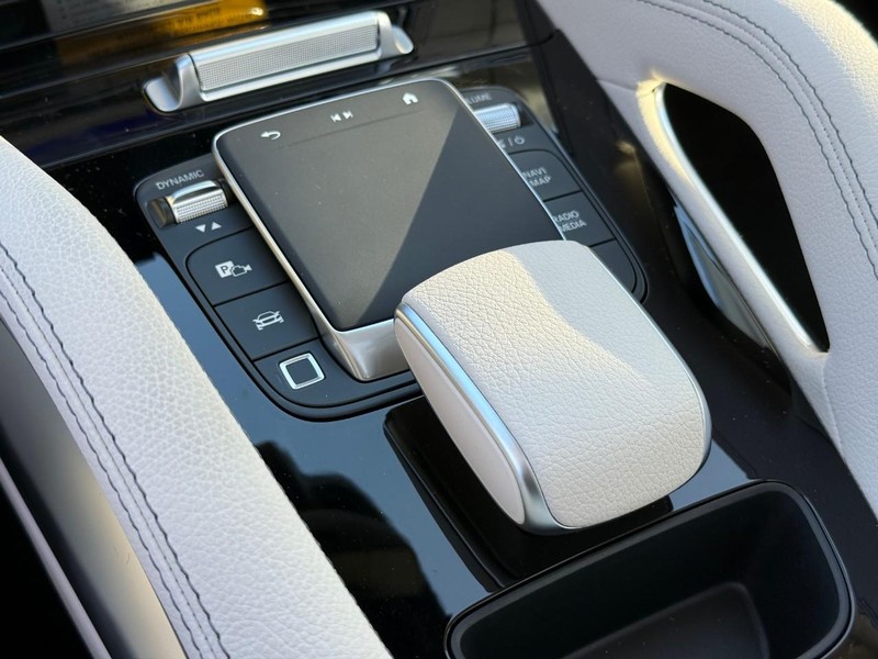 Mercedes-Benz GLE Vehicle Full-screen Gallery Image 15