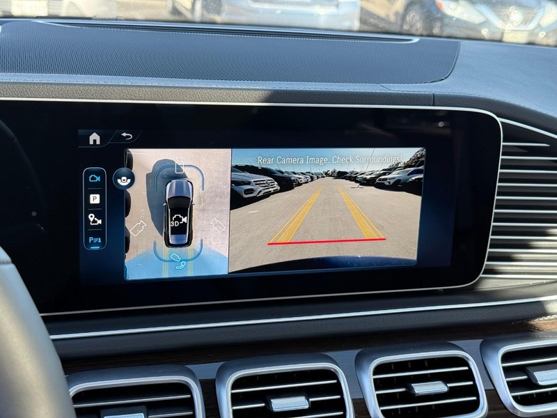 Mercedes-Benz GLE Vehicle Full-screen Gallery Image 16