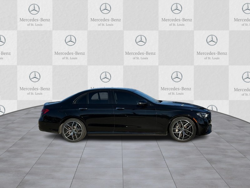 Mercedes-Benz E-Class Vehicle Full-screen Gallery Image 2