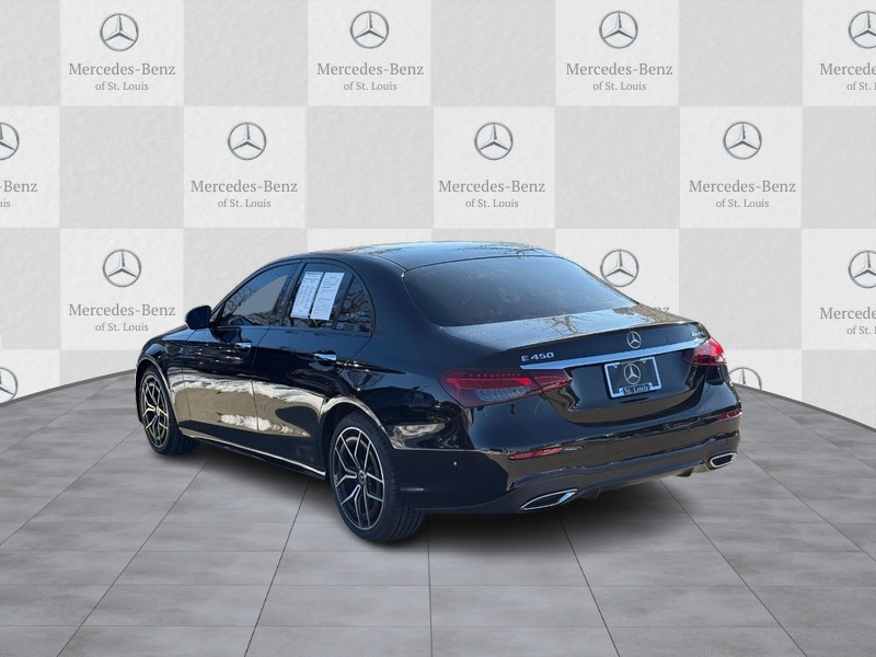 Mercedes-Benz E-Class Vehicle Full-screen Gallery Image 4