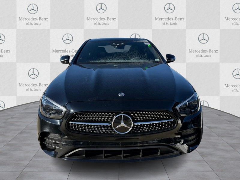 Mercedes-Benz E-Class Vehicle Full-screen Gallery Image 7