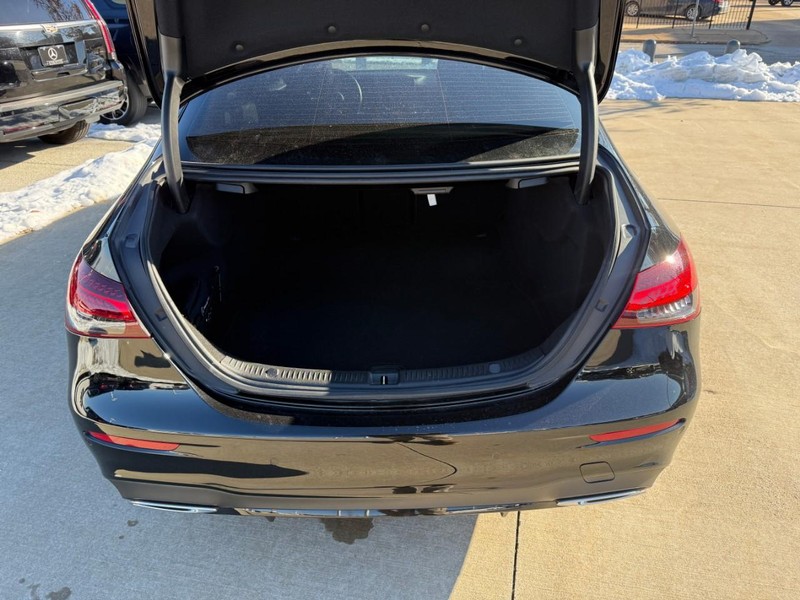 Mercedes-Benz E-Class Vehicle Full-screen Gallery Image 8