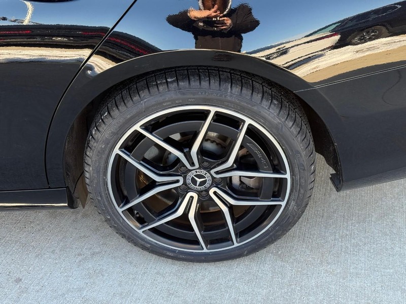 Mercedes-Benz E-Class Vehicle Full-screen Gallery Image 9