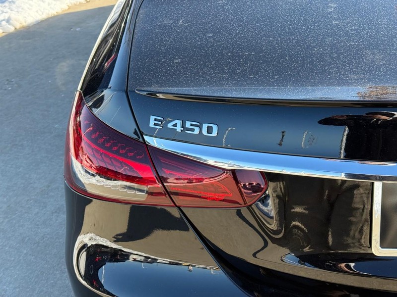 Mercedes-Benz E-Class Vehicle Full-screen Gallery Image 10