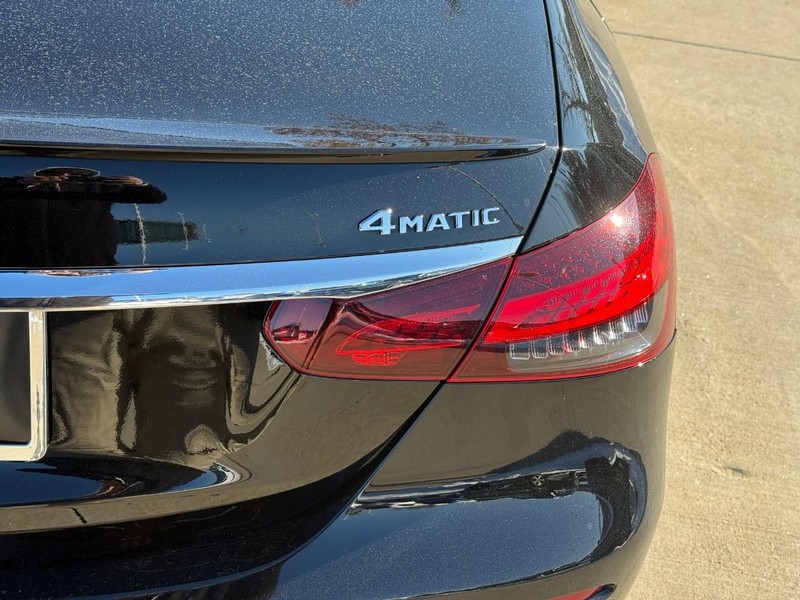 Mercedes-Benz E-Class Vehicle Full-screen Gallery Image 11