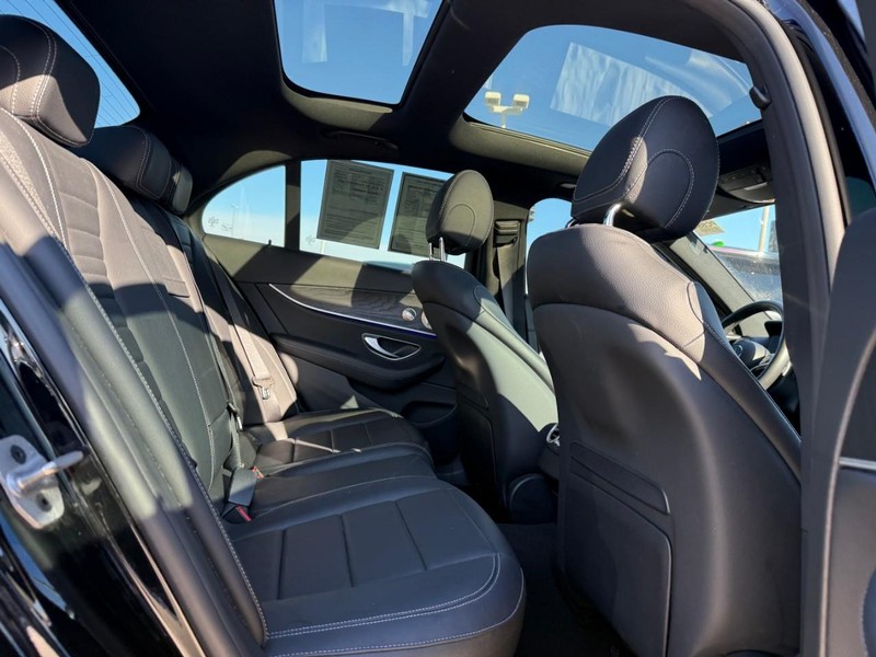 Mercedes-Benz E-Class Vehicle Full-screen Gallery Image 12