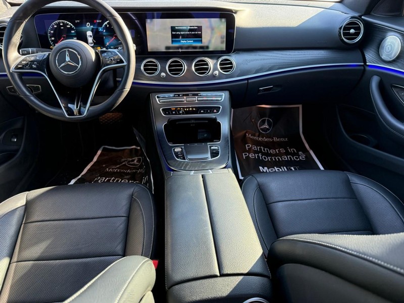 Mercedes-Benz E-Class Vehicle Full-screen Gallery Image 13