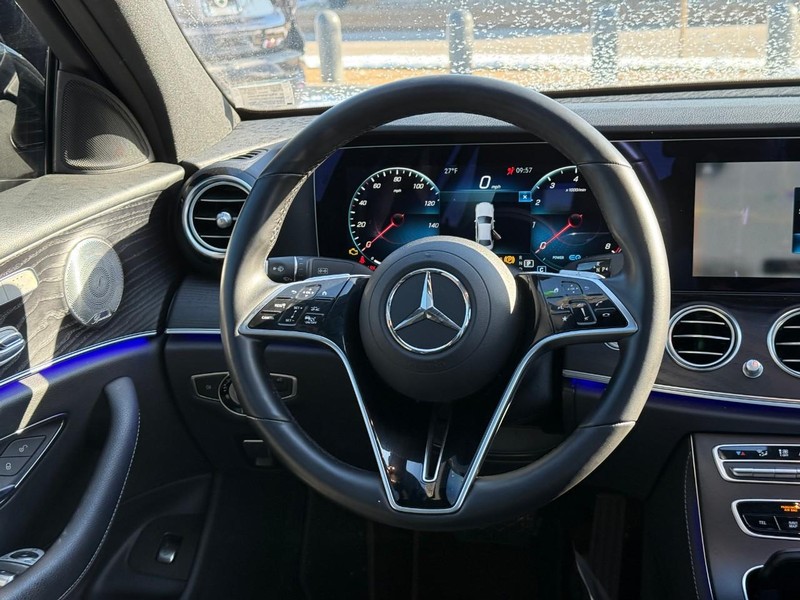 Mercedes-Benz E-Class Vehicle Full-screen Gallery Image 14