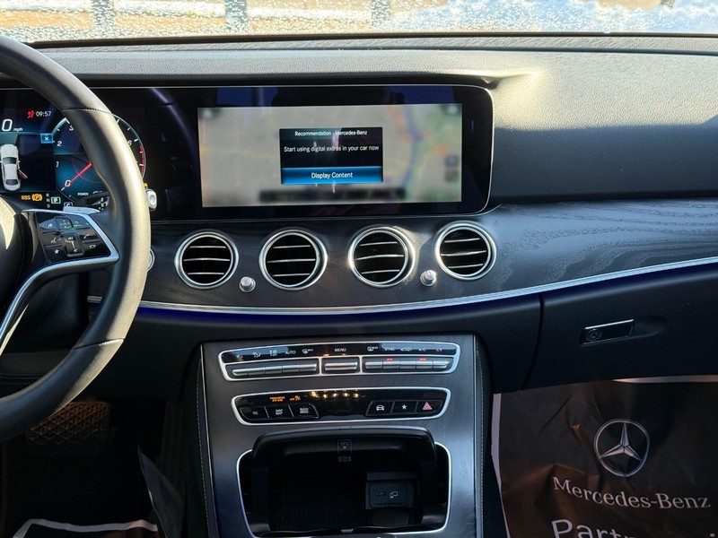 Mercedes-Benz E-Class Vehicle Full-screen Gallery Image 15