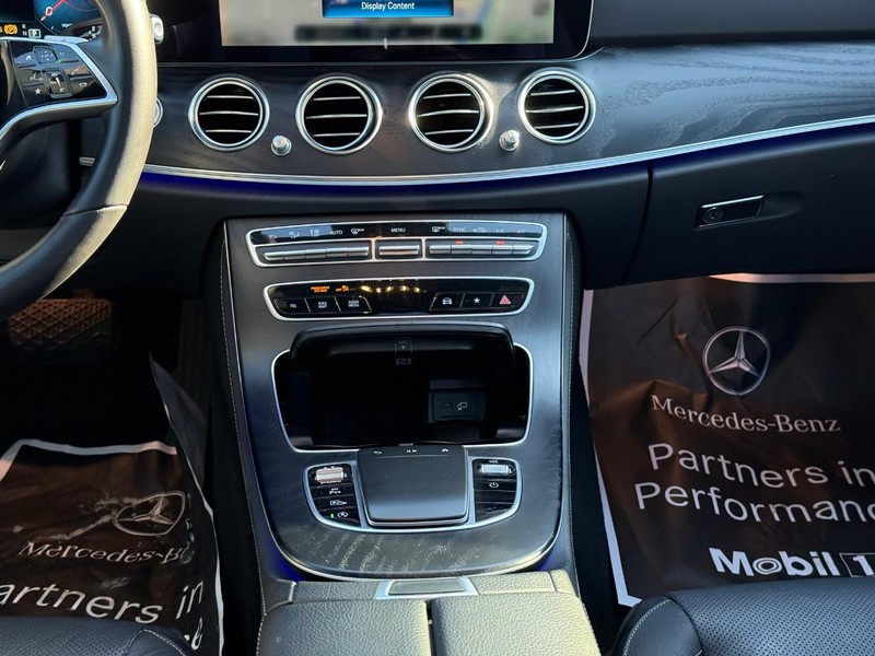 Mercedes-Benz E-Class Vehicle Full-screen Gallery Image 16