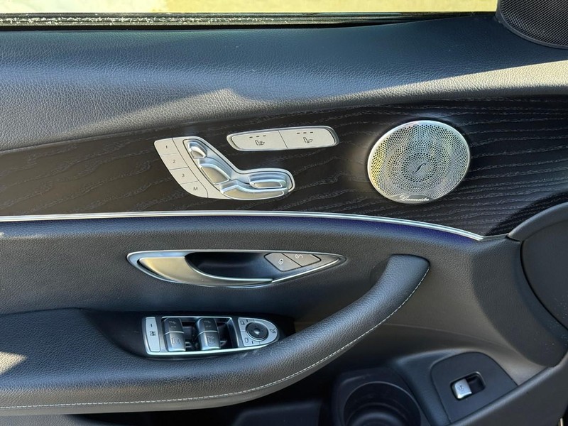 Mercedes-Benz E-Class Vehicle Full-screen Gallery Image 17