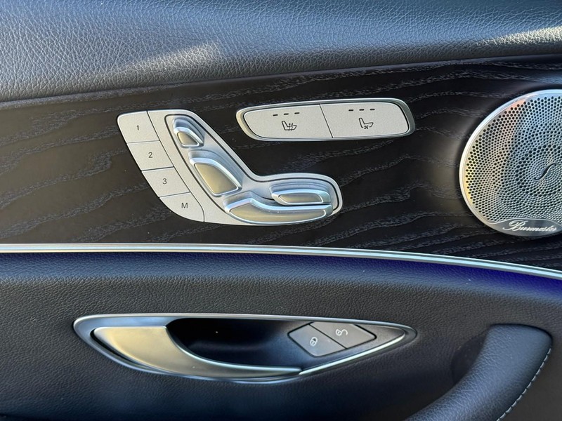 Mercedes-Benz E-Class Vehicle Full-screen Gallery Image 18