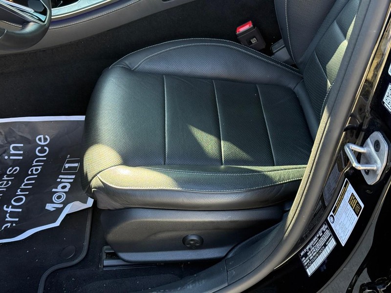 Mercedes-Benz E-Class Vehicle Full-screen Gallery Image 19