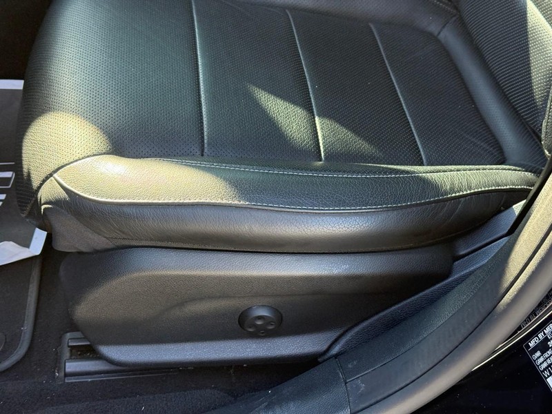 Mercedes-Benz E-Class Vehicle Full-screen Gallery Image 20