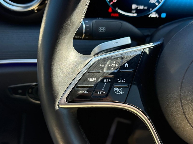 Mercedes-Benz E-Class Vehicle Full-screen Gallery Image 21