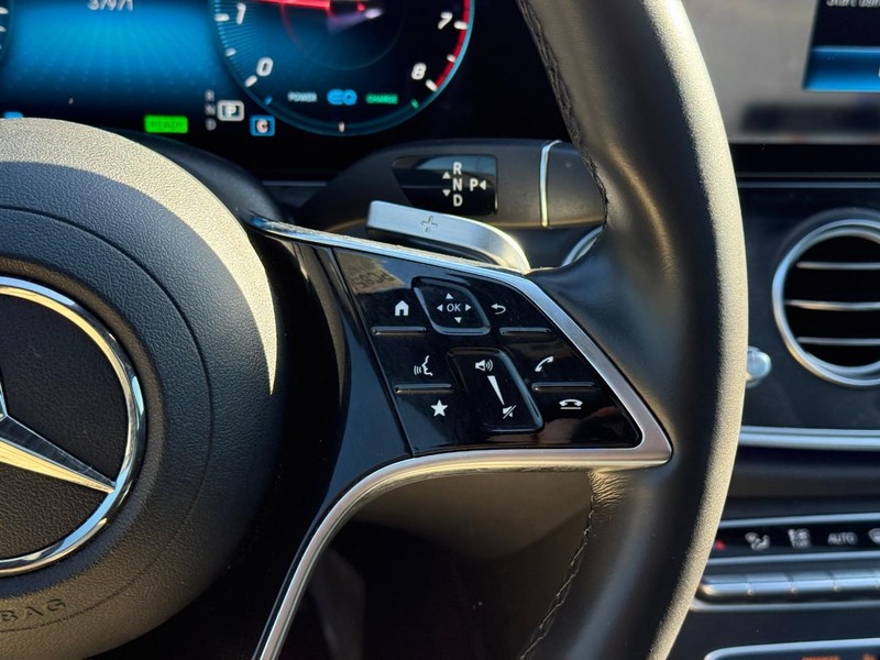 Mercedes-Benz E-Class Vehicle Full-screen Gallery Image 22