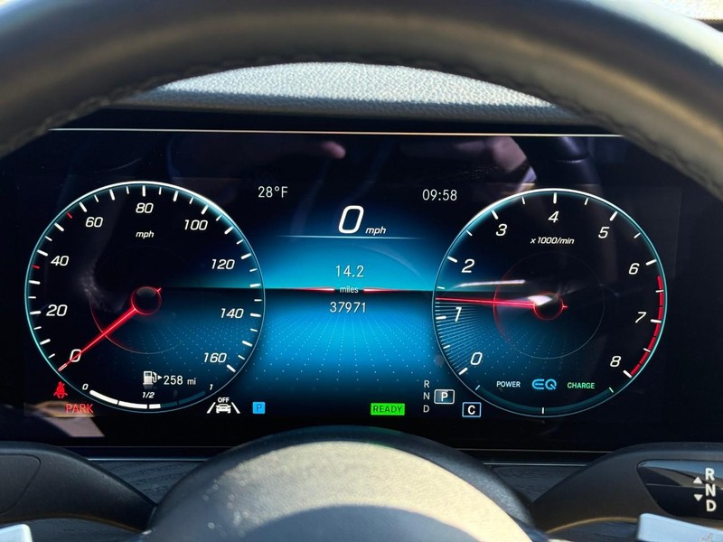 Mercedes-Benz E-Class Vehicle Full-screen Gallery Image 23