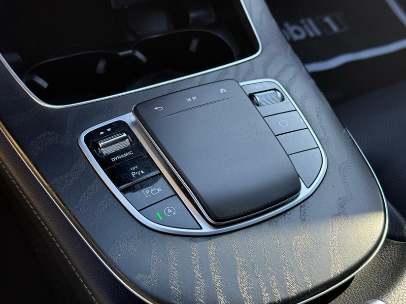 Mercedes-Benz E-Class Vehicle Full-screen Gallery Image 24