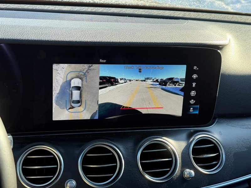 Mercedes-Benz E-Class Vehicle Full-screen Gallery Image 25