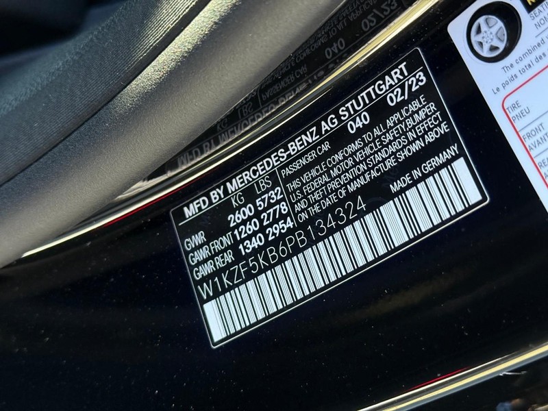 Mercedes-Benz E-Class Vehicle Full-screen Gallery Image 26