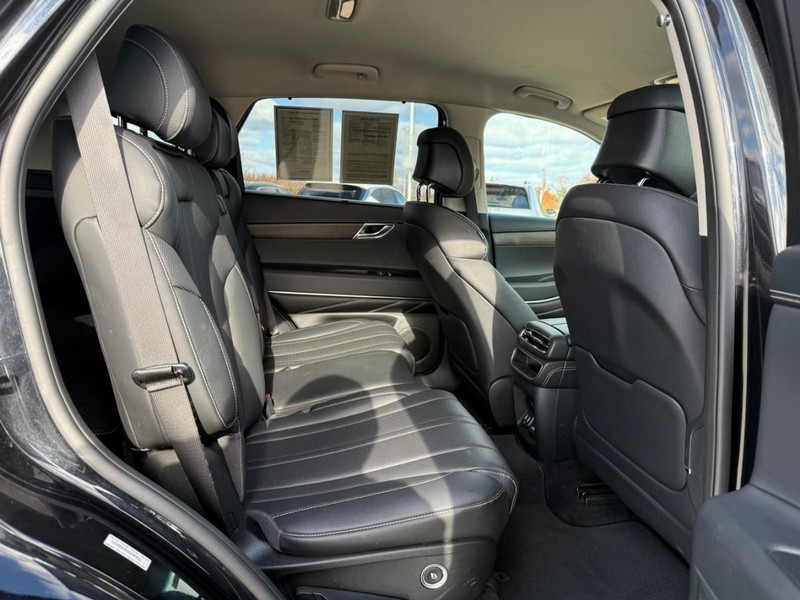 Genesis GV80 Vehicle Full-screen Gallery Image 09