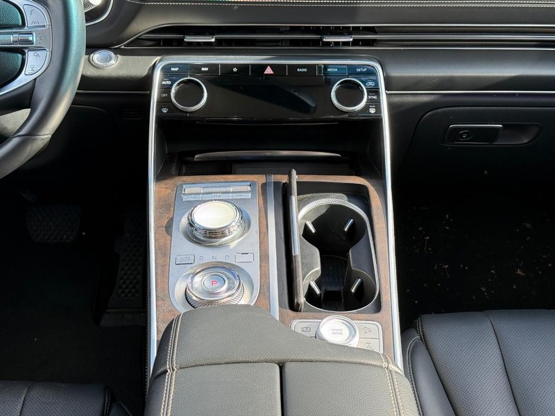 Genesis GV80 Vehicle Full-screen Gallery Image 13