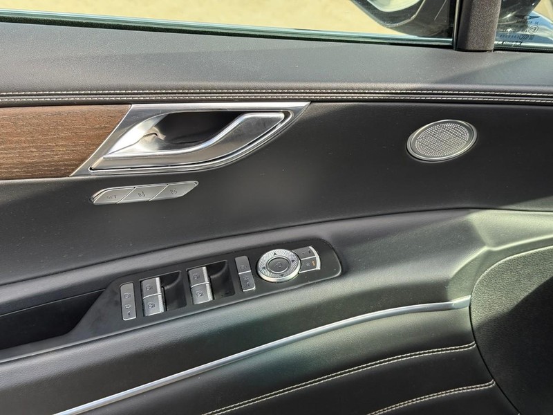 Genesis GV80 Vehicle Full-screen Gallery Image 14