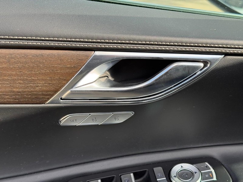 Genesis GV80 Vehicle Full-screen Gallery Image 15