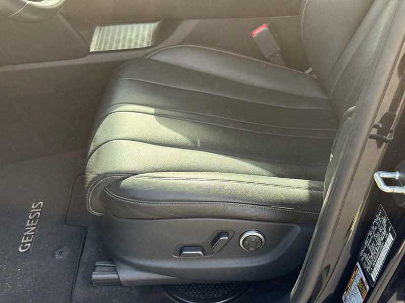 Genesis GV80 Vehicle Full-screen Gallery Image 16