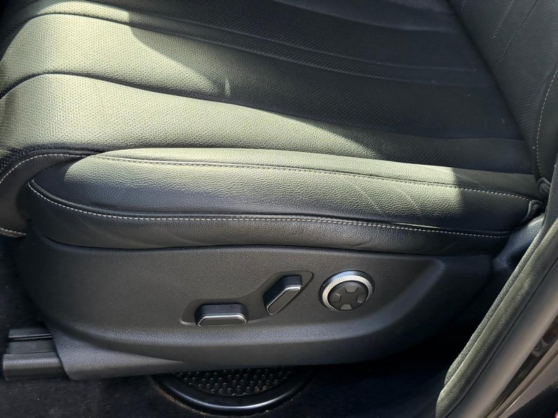 Genesis GV80 Vehicle Full-screen Gallery Image 17