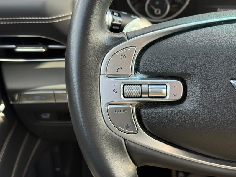 Genesis GV80 Vehicle Full-screen Gallery Image 18